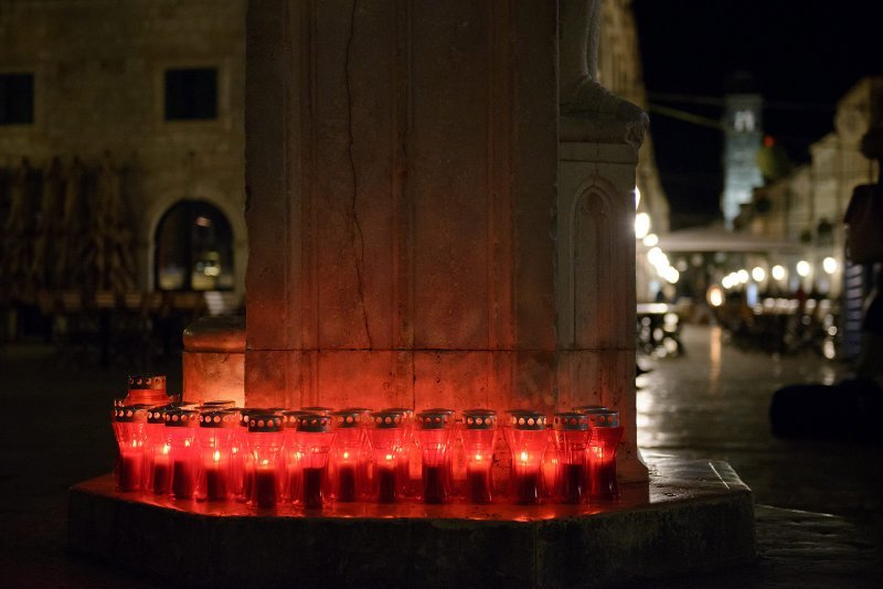 Paljenje svijeća ispred crkve sv.Vlaha u Dubrovniku