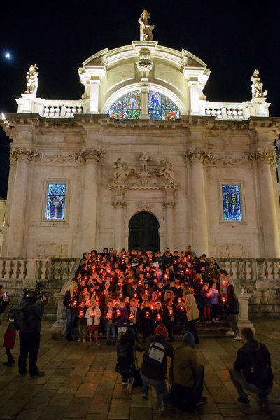 Paljenje svijeća ispred crkve sv.Vlaha u Dubrovniku