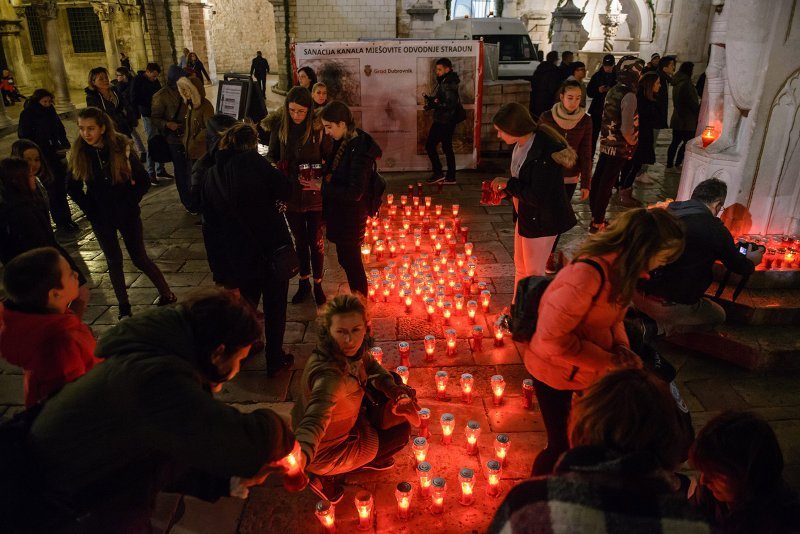 Paljenje svijeća ispred crkve sv.Vlaha u Dubrovniku