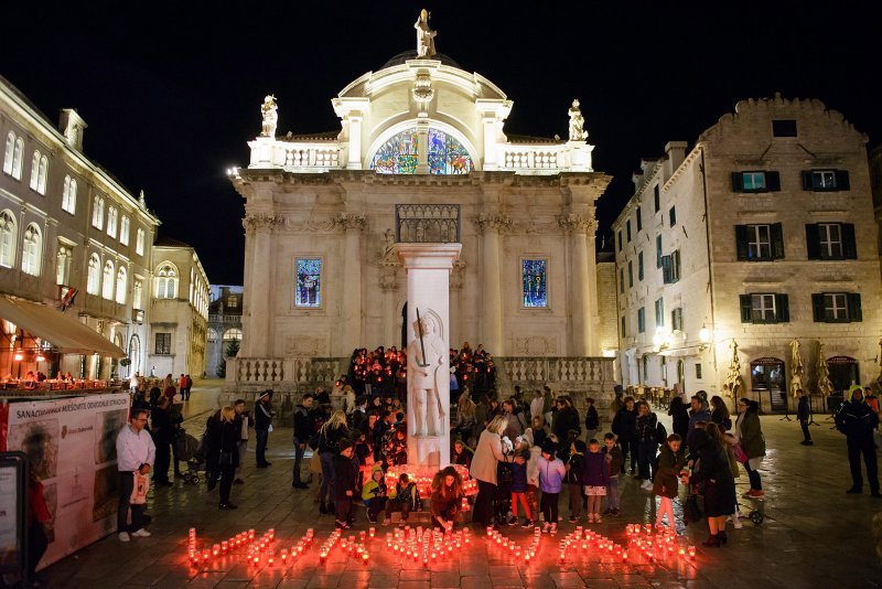 Paljenje svijeća ispred crkve sv.Vlaha u Dubrovniku