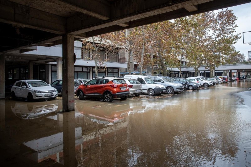 Zbog puknuća vodovodne cijevi poplavljeno parkiralište u Sigetu