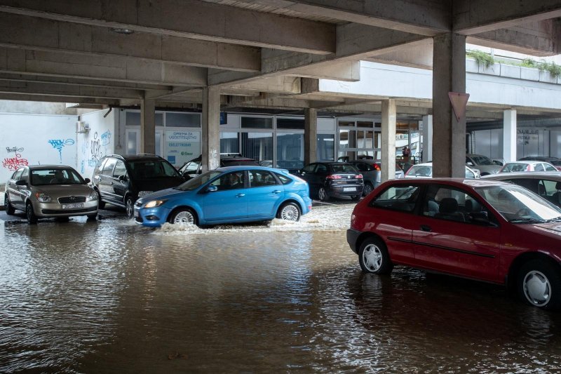 Zbog puknuća vodovodne cijevi poplavljeno parkiralište u Sigetu