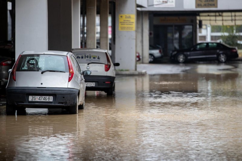 Zbog puknuća vodovodne cijevi poplavljeno parkiralište u Sigetu