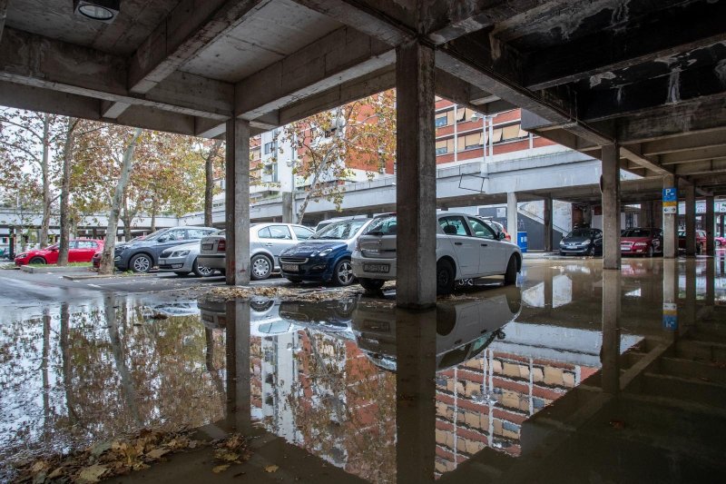 Zbog puknuća vodovodne cijevi poplavljeno parkiralište u Sigetu
