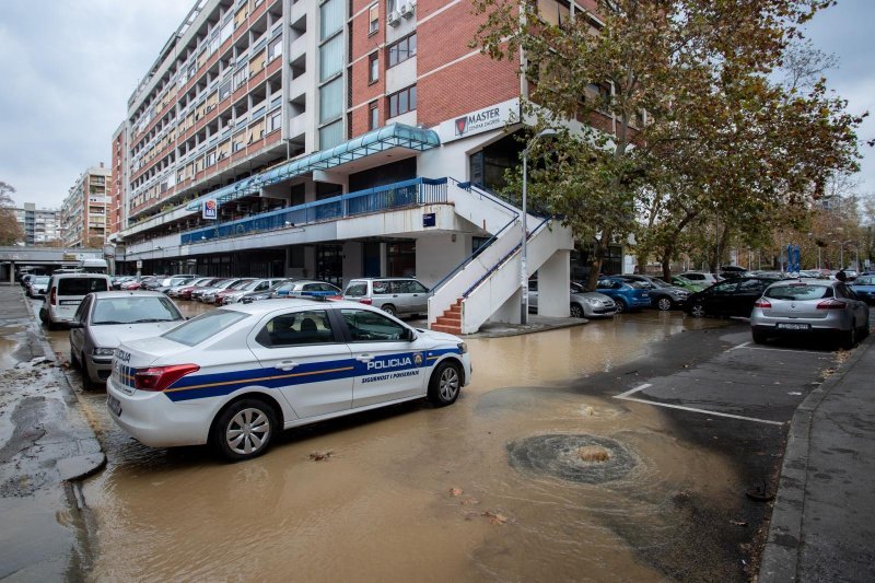 Zbog puknuća vodovodne cijevi poplavljeno parkiralište u Sigetu