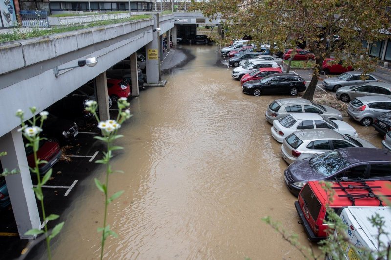 Zbog puknuća vodovodne cijevi poplavljeno parkiralište u Sigetu