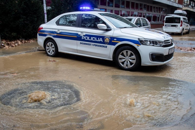 Zbog puknuća vodovodne cijevi poplavljeno parkiralište u Sigetu