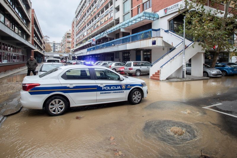 Zbog puknuća vodovodne cijevi poplavljeno parkiralište u Sigetu