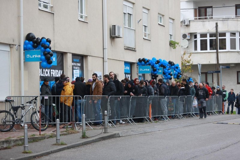 Velika gužva ispred Linksa zbog velikih popusta u sklopu Crnog petka