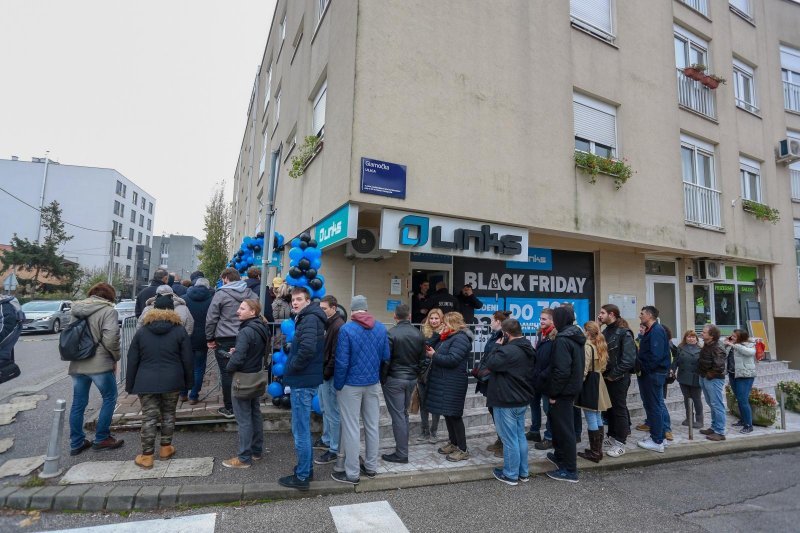 Velika gužva ispred Linksa zbog velikih popusta u sklopu Crnog petka