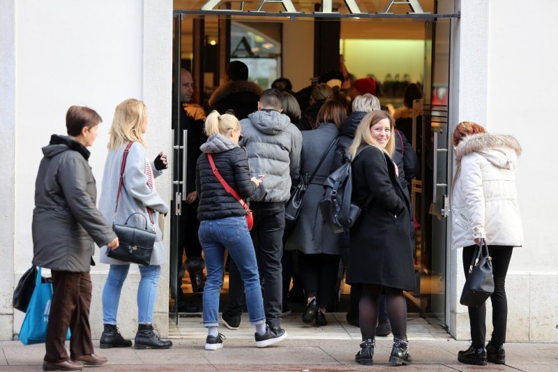 Gužva na otvaranju trgovine Zara povodom popusta na Crni petak