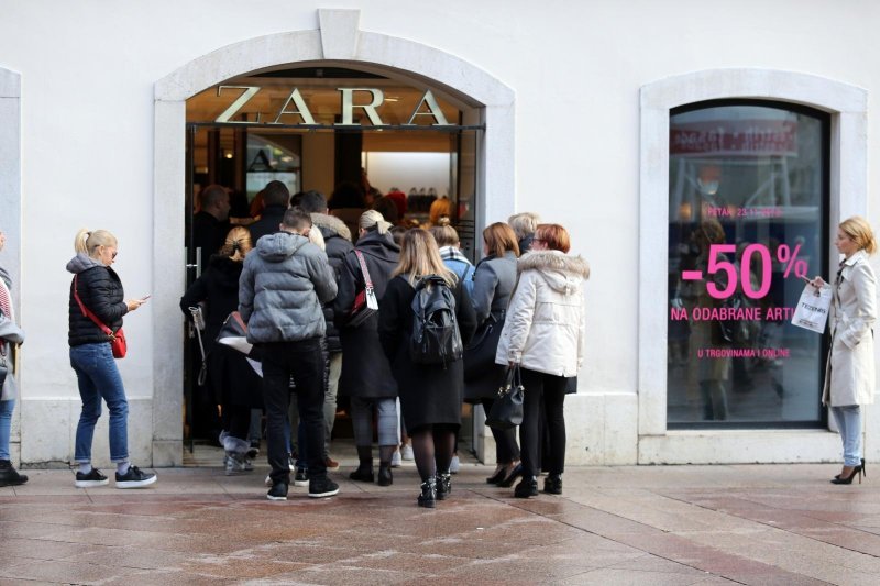 Gužva na otvaranju trgovine Zara povodom popusta na Crni petak