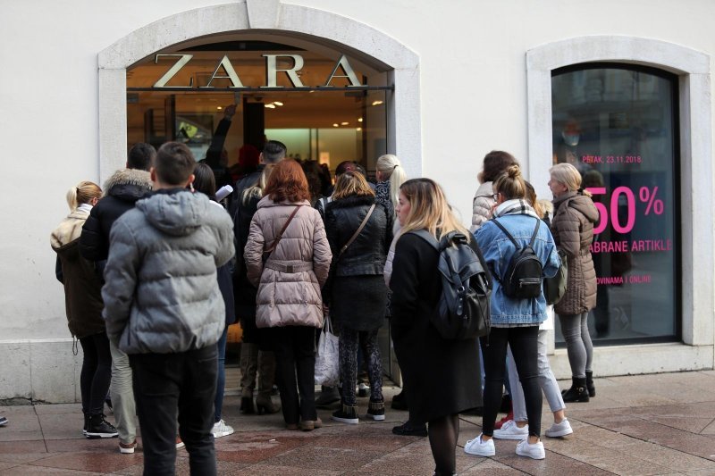 Gužva na otvaranju trgovine Zara povodom popusta na Crni petak