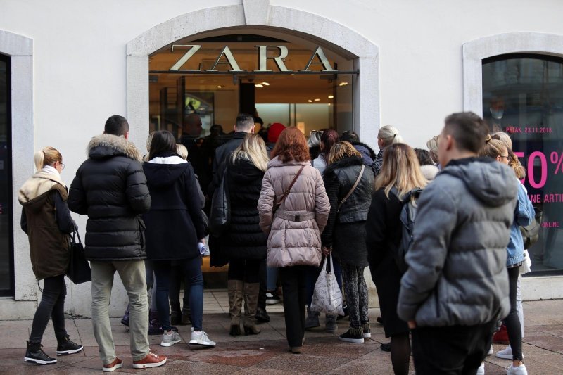 Gužva na otvaranju trgovine Zara povodom popusta na Crni petak