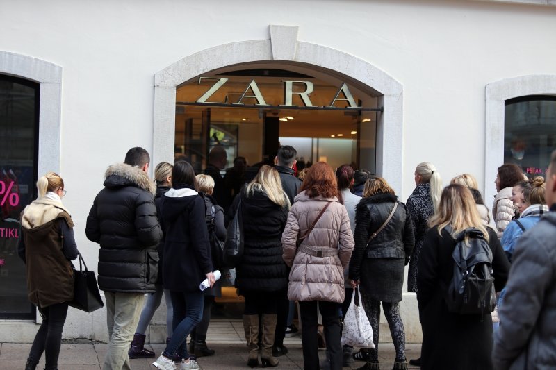 Gužva na otvaranju trgovine Zara povodom popusta na Crni petak