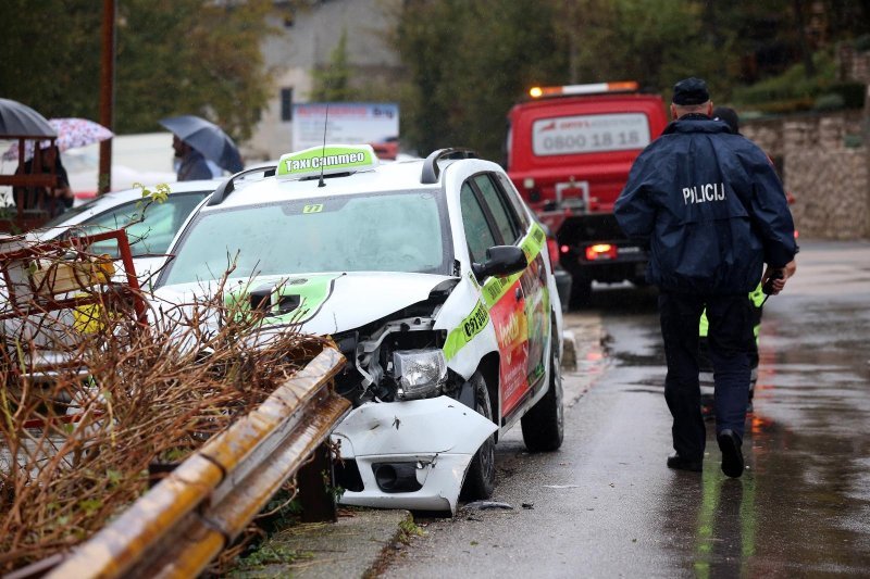 Vozač Taxi Cammea udario parkirano vozilo koje je završilo na zaštitnoj ogradi