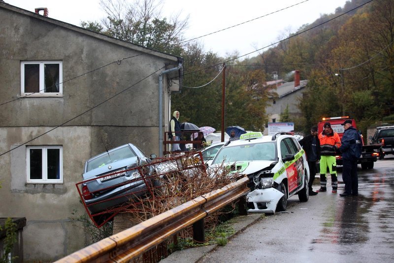 Vozač Taxi Cammea udario parkirano vozilo koje je završilo na zaštitnoj ogradi