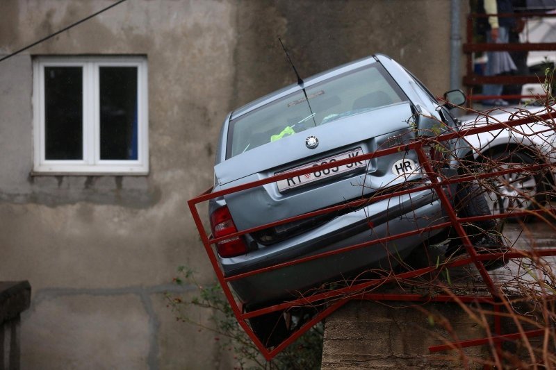 Vozač Taxi Cammea udario parkirano vozilo koje je završilo na zaštitnoj ogradi