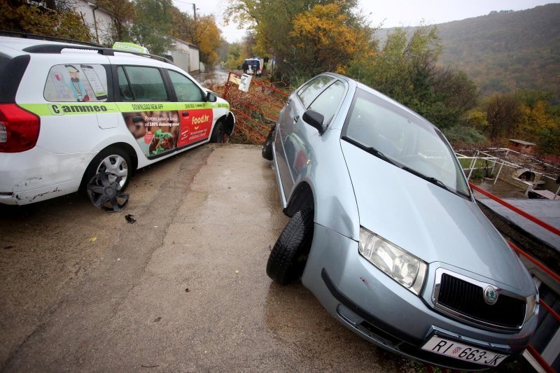 Vozač Taxi Cammea udario parkirano vozilo koje je završilo na zaštitnoj ogradi