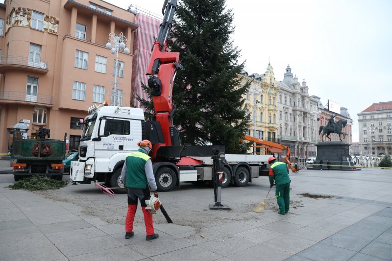 Postavljanje doniranog bora na Trg bana Jelačića