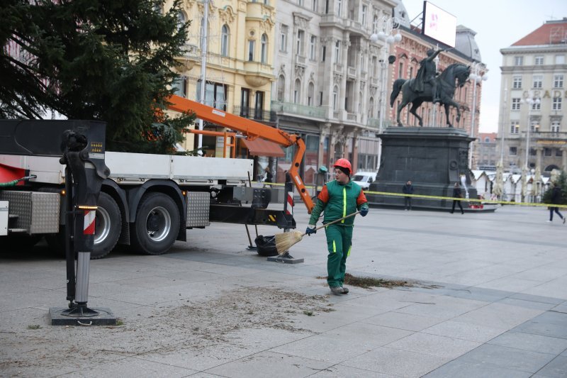 Postavljanje doniranog bora na Trg bana Jelačića