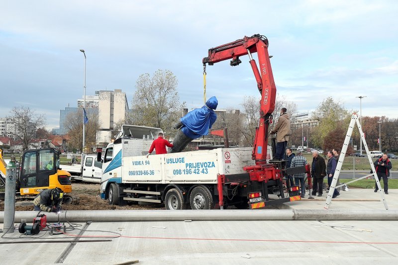 Postavljanje kipa Franje Tuđmana na križanju Vukovarske i Hrvatske bratske zajednice