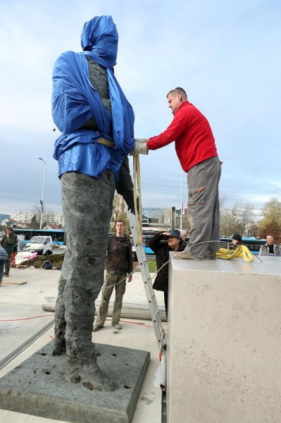 Postavljanje kipa Franje Tuđmana na križanju Vukovarske i Hrvatske bratske zajednice