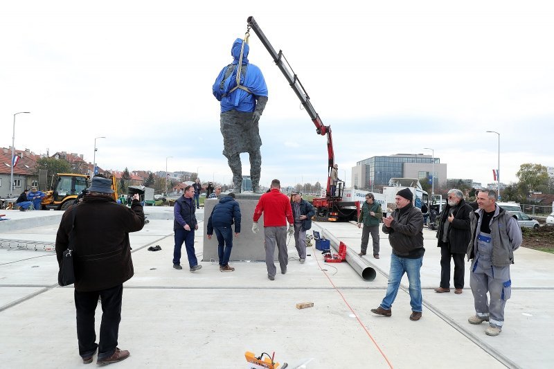 Postavljanje kipa Franje Tuđmana na križanju Vukovarske i Hrvatske bratske zajednice