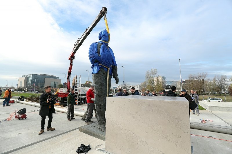 Postavljanje kipa Franje Tuđmana na križanju Vukovarske i Hrvatske bratske zajednice