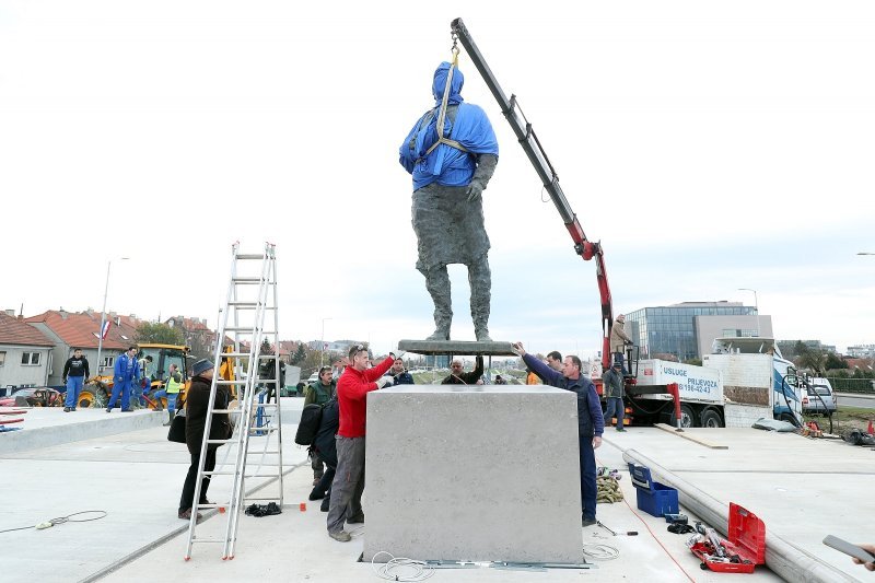 Postavljanje kipa Franje Tuđmana na križanju Vukovarske i Hrvatske bratske zajednice