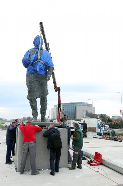 Postavljanje kipa Franje Tuđmana na križanju Vukovarske i Hrvatske bratske zajednice