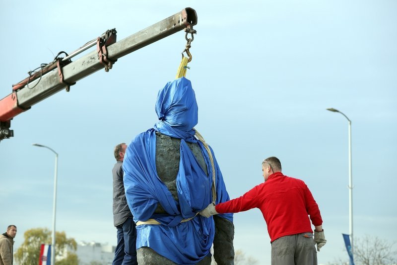 Postavljanje kipa Franje Tuđmana na križanju Vukovarske i Hrvatske bratske zajednice