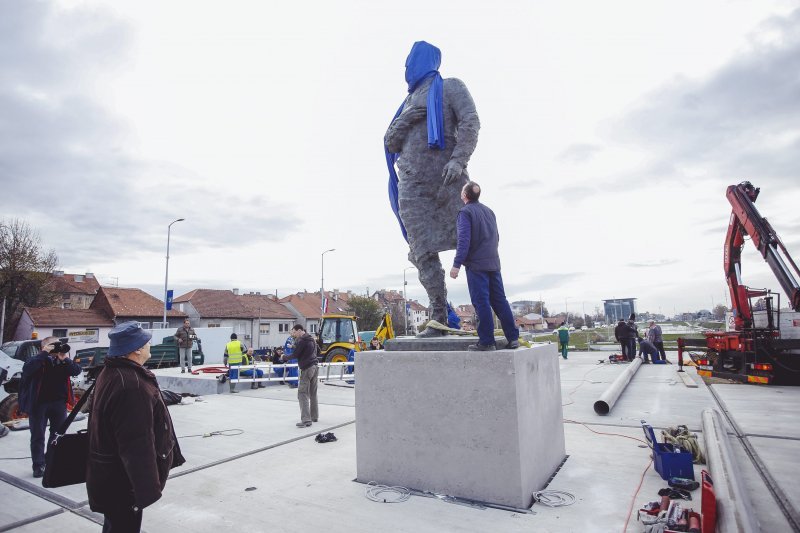 Postavljanje kipa Franje Tuđmana na križanju Vukovarske i Hrvatske bratske zajednice