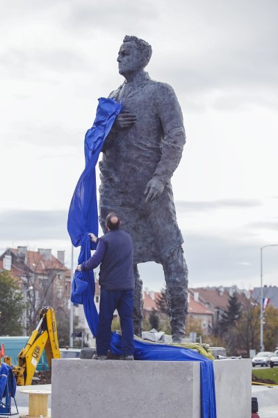 Postavljanje kipa Franje Tuđmana na križanju Vukovarske i Hrvatske bratske zajednice