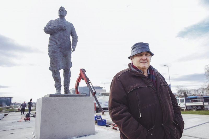 Postavljanje kipa Franje Tuđmana na križanju Vukovarske i Hrvatske bratske zajednice