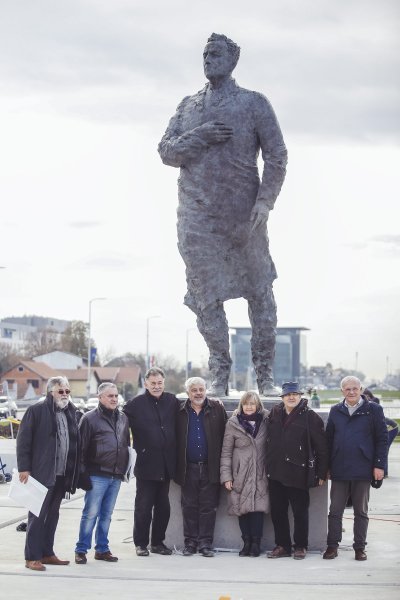 Postavljanje kipa Franje Tuđmana na križanju Vukovarske i Hrvatske bratske zajednice