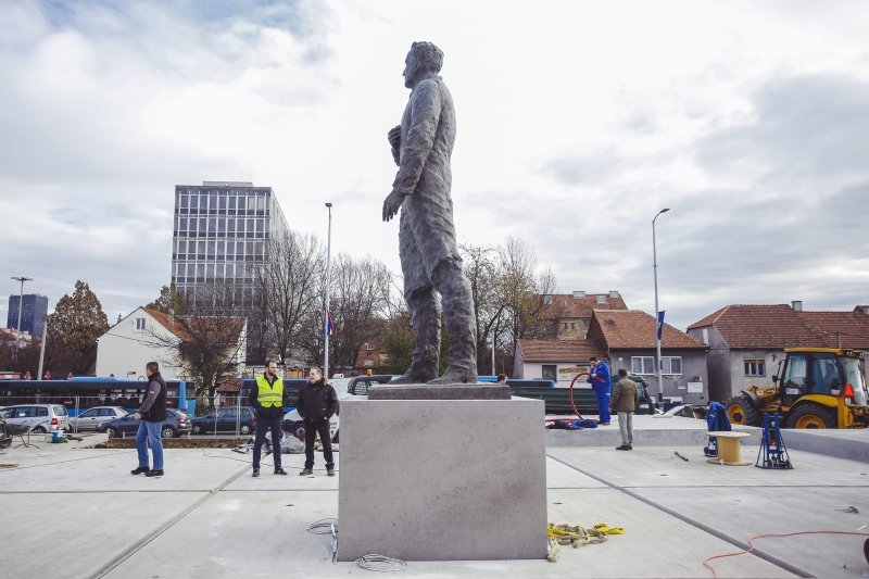 Postavljanje kipa Franje Tuđmana na križanju Vukovarske i Hrvatske bratske zajednice