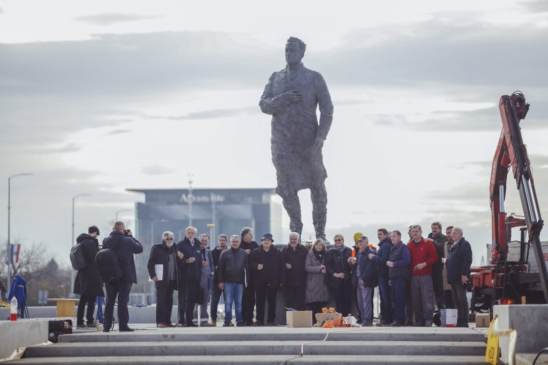 Postavljanje kipa Franje Tuđmana na križanju Vukovarske i Hrvatske bratske zajednice