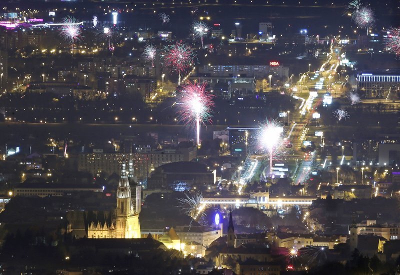 Pogled s Medvednice na novogodišnji vatromet u Zagrebu