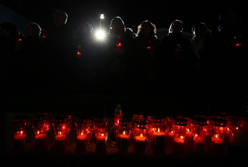 Paljenje svijeća ispred Opće bolnice Vukovar