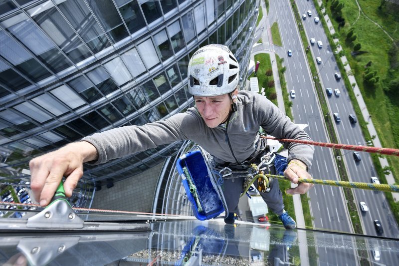 Alpinisti peru Sky Office Tower