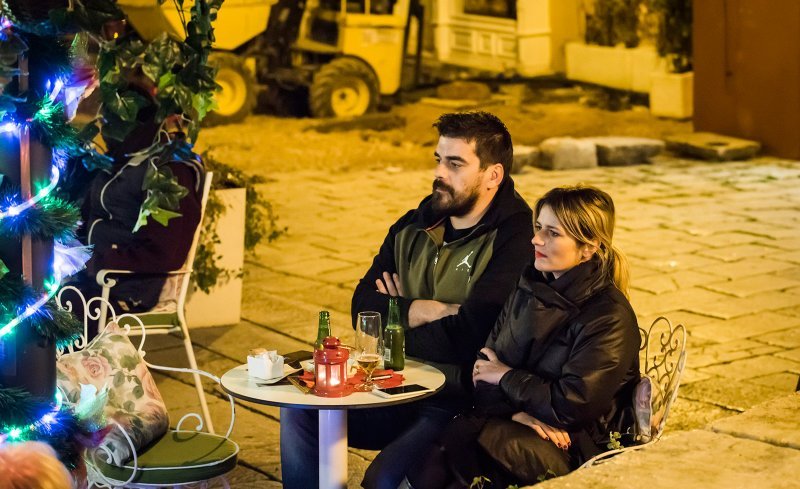 Antonija Blaće sa suprugom Hrvojem uživa u glazbi na terasi hotela