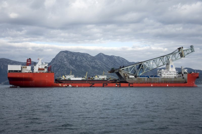 Kineski brod ZHEN HUA 7 doveo brodove koji će graditi Pelješki most