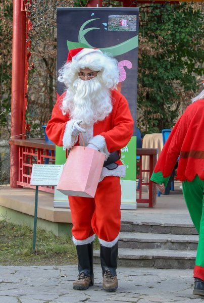 Božićni darovi životinjama u ZOO vrtu u Zagrebu