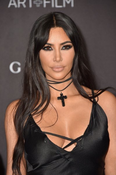 3. Konturirani izgled Kim Kardashian West