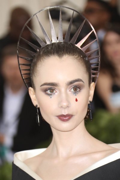 6. Make-up Lily Collins na balu Met Gala