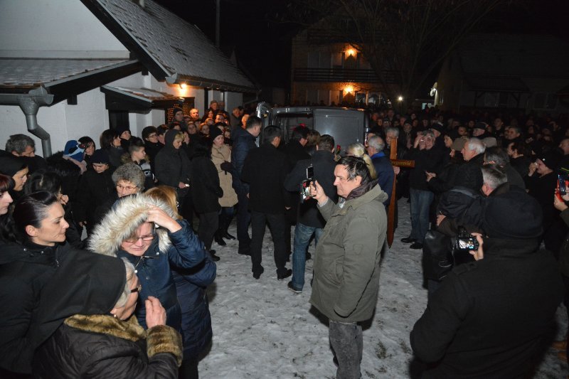 Rodbina, prijatelji i brojni mještani dočekali lijes Ive Gregurevića