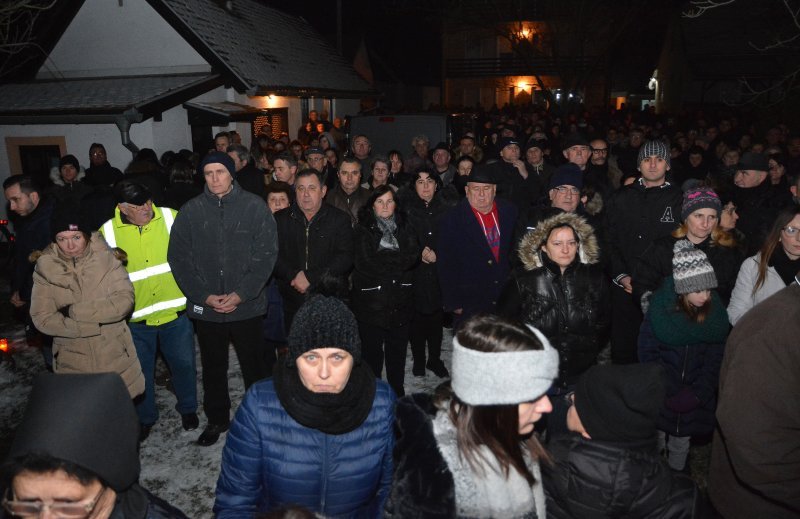 Rodbina, prijatelji i brojni mještani dočekali lijes Ive Gregurevića