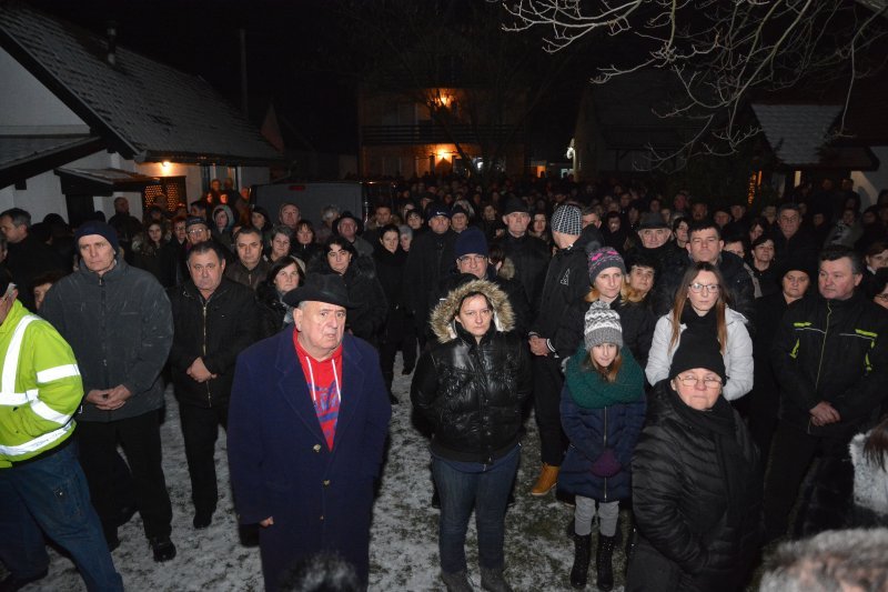 Rodbina, prijatelji i brojni mještani dočekali lijes Ive Gregurevića