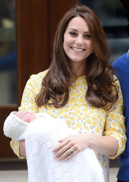 Kate Middleton rodila princezu Charlotte 2015.